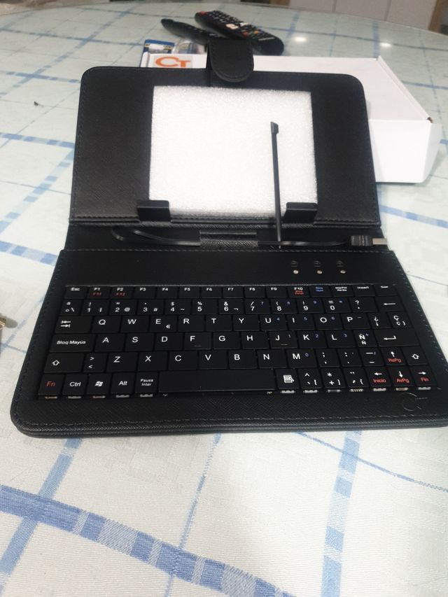 Teclado con funda lápiz y cable