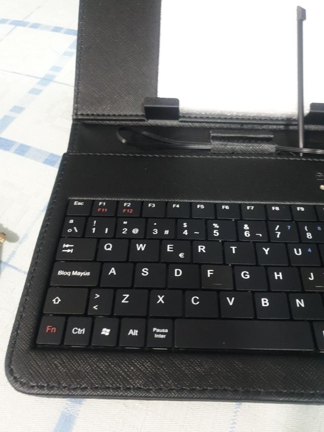 Teclado con funda lápiz y cable