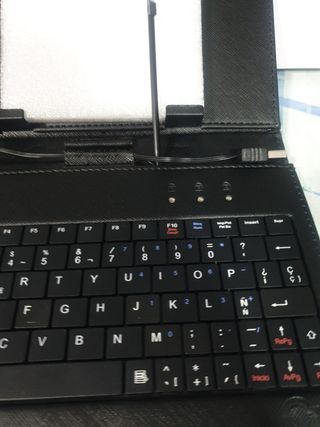 Teclado con funda lápiz y cable