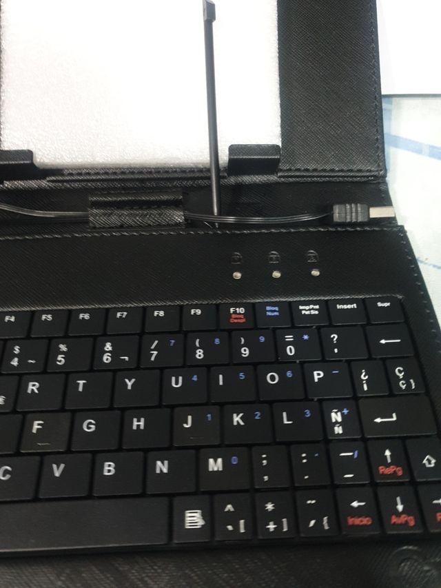 Teclado con funda lápiz y cable