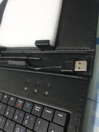 Teclado con funda lápiz y cable