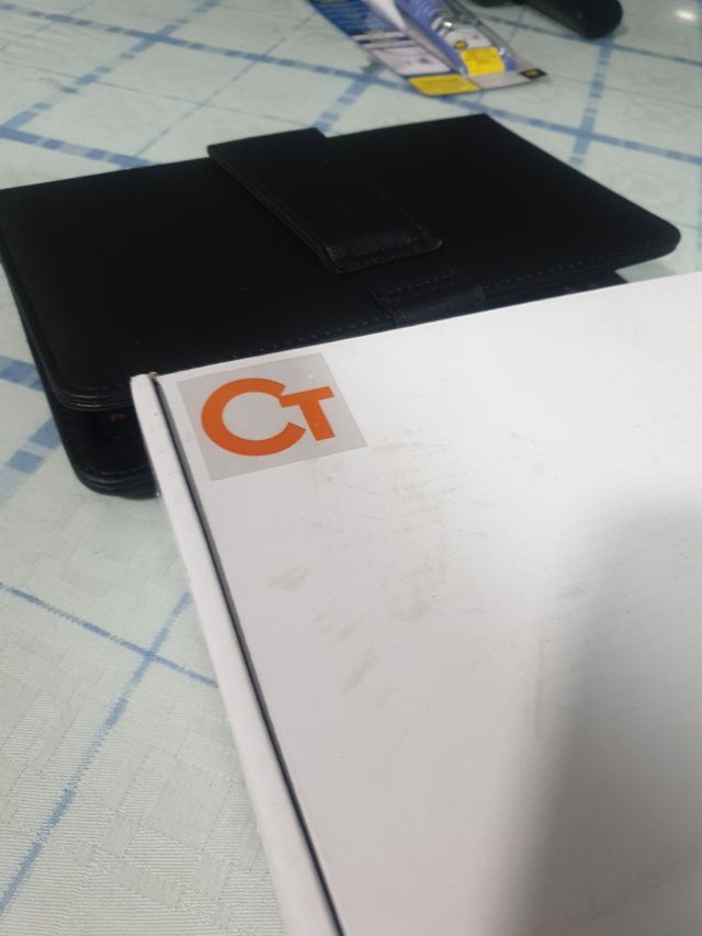 Teclado con funda lápiz y cable