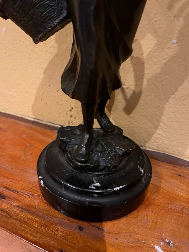 ESCULTURA EN BRONCE PATINADO - CAMPESINA