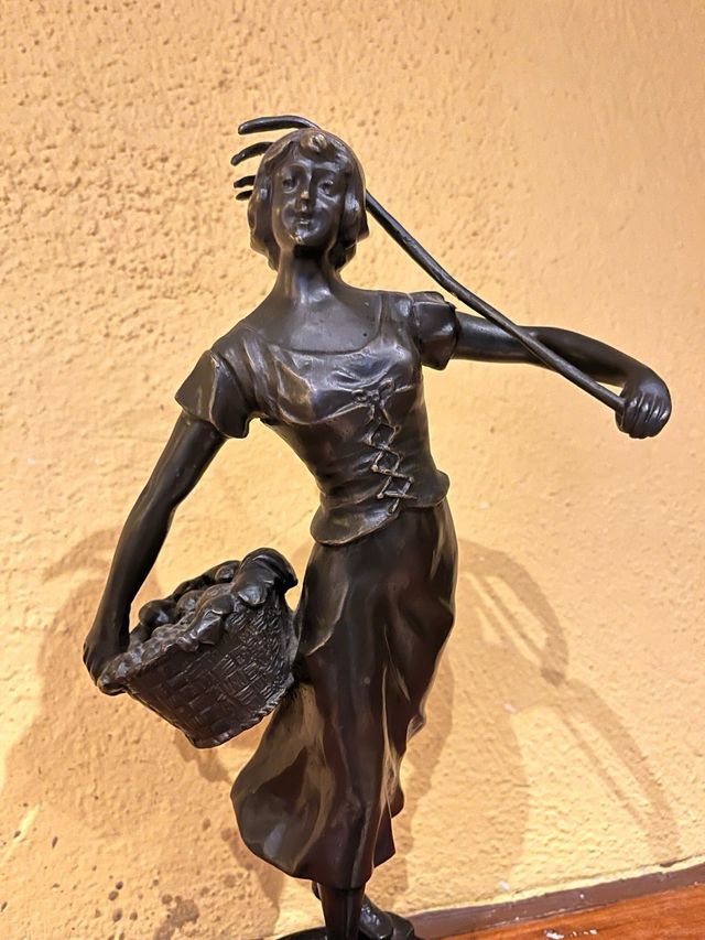 ESCULTURA EN BRONCE PATINADO - CAMPESINA