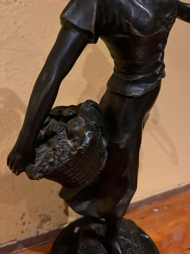 ESCULTURA EN BRONCE PATINADO - CAMPESINA