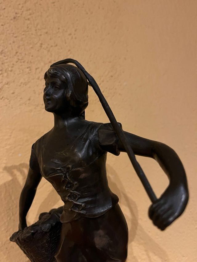 ESCULTURA EN BRONCE PATINADO - CAMPESINA