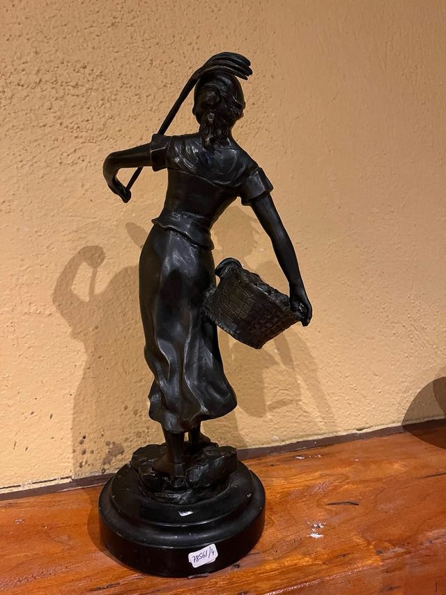 ESCULTURA EN BRONCE PATINADO - CAMPESINA