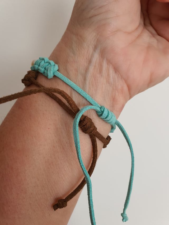 Conjunto 2 pulseras diseño. Ante y perlas naturale