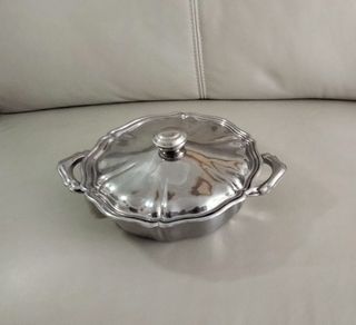 Fuente, sopera con tapa de acero