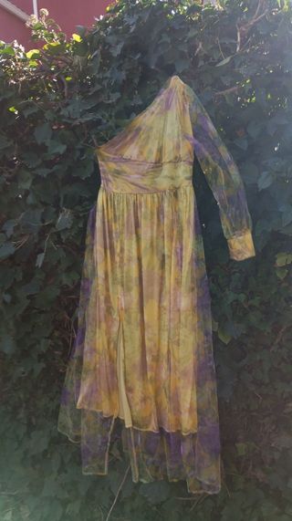 Vestido de tul asimétrico