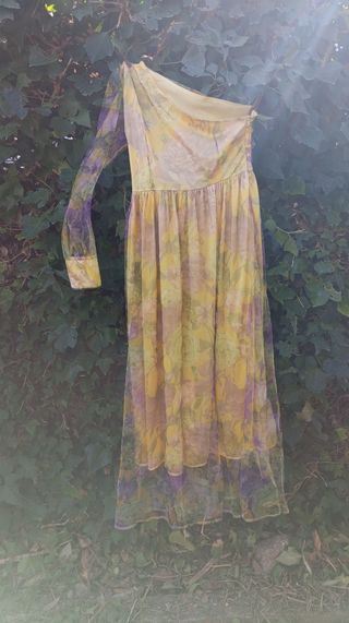 Vestido de tul asimétrico
