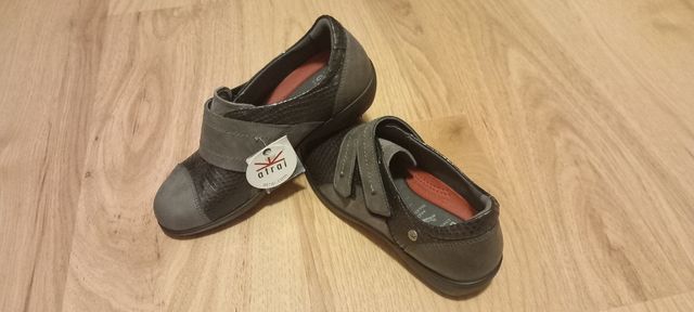 Zapatos de piel nuevos con etiqueta