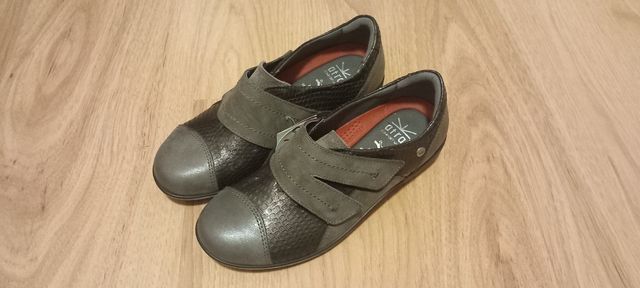 Zapatos de piel nuevos con etiqueta