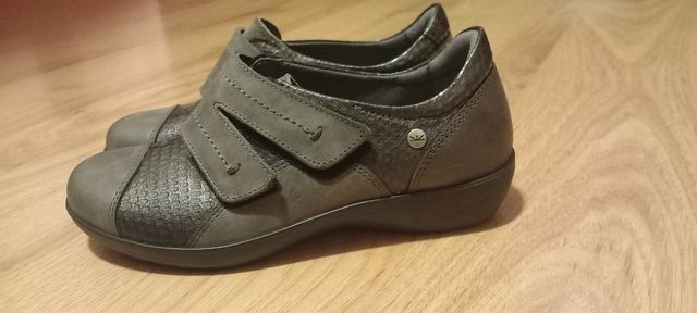 Zapatos de piel nuevos con etiqueta