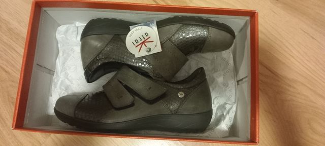 Zapatos de piel nuevos con etiqueta