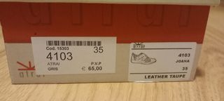 Zapatos de piel nuevos con etiqueta