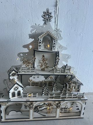 Albero di natale con presepe illuminato 