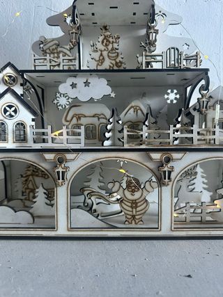 Albero di natale con presepe illuminato 