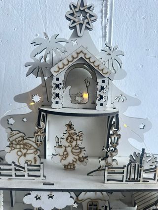Albero di natale con presepe illuminato 