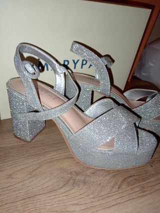 Tacones plateados con brillibrilli