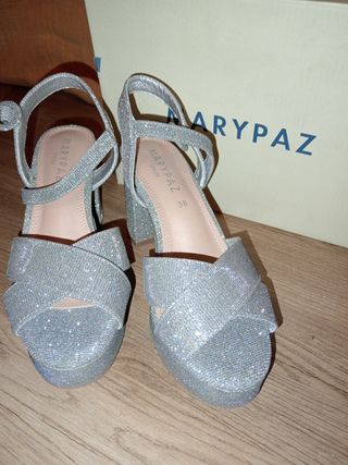 Tacones plateados con brillibrilli