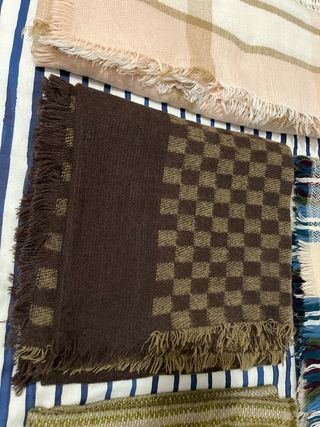 Bufandas manta. Las 4 por 10 euros, 1 por 3 euros