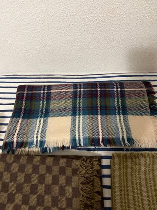 Bufandas manta. Las 4 por 10 euros, 1 por 3 euros
