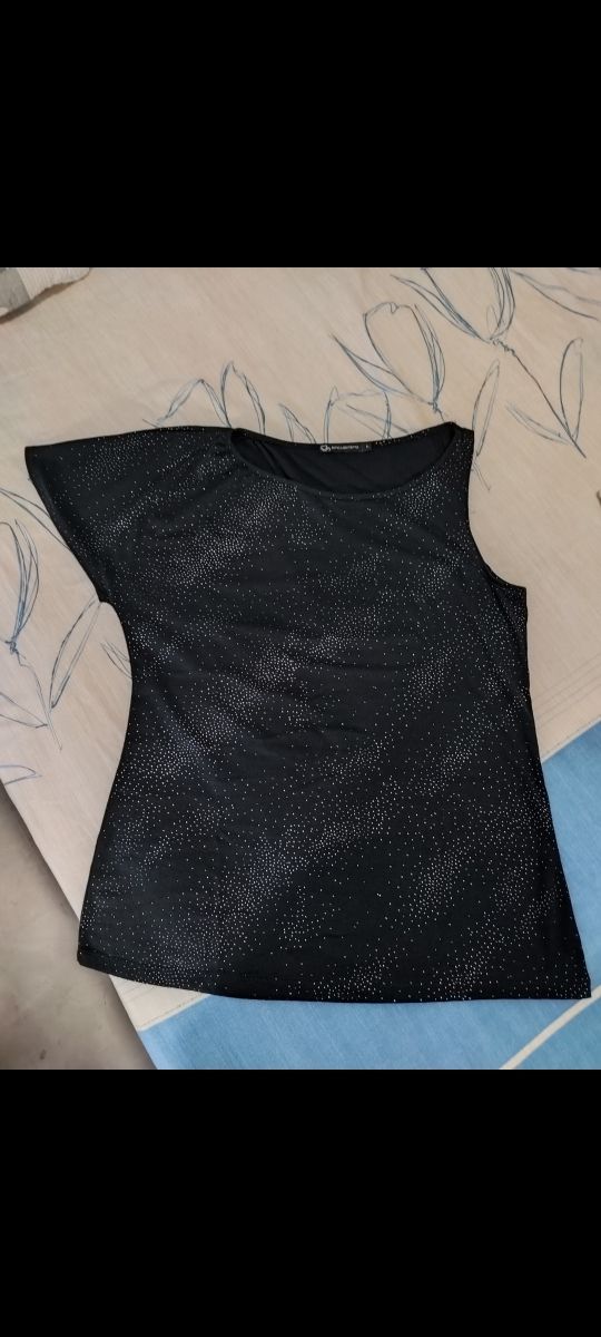T-shirt assimétrica com glitter preto