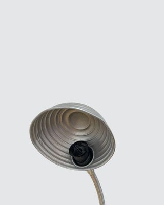 Lámpara de escritorio gris vintage Kaiser Idell