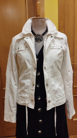 Cazadora chaqueta blanca Stradivarius T-S