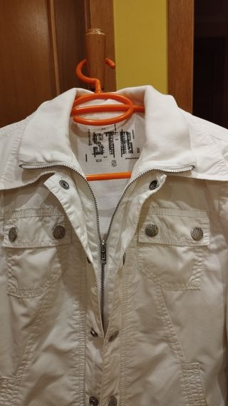 Cazadora chaqueta blanca Stradivarius T-S