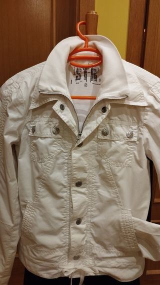Cazadora chaqueta blanca Stradivarius T-S