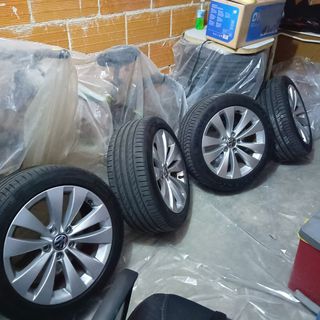 Llantas con neumáticos nuevos grupo vag