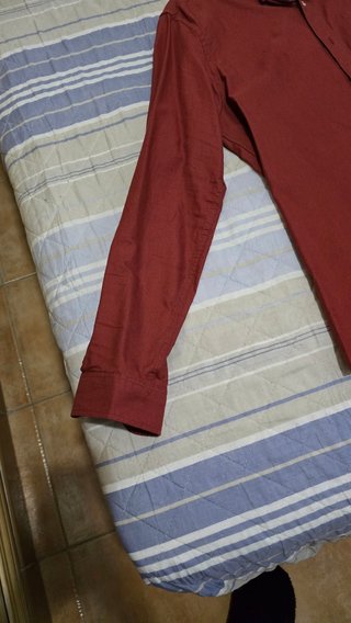 Camisa burdeos de Zara