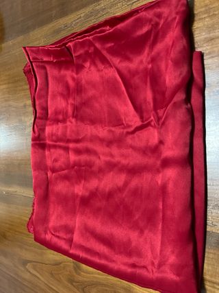 Taglio stoffa di raso rosso