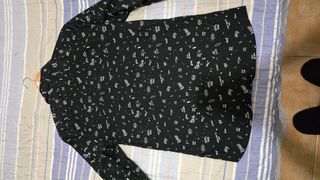 Camisa negra con estampados de Zara
