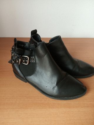 Botines bajos con tachuelas 