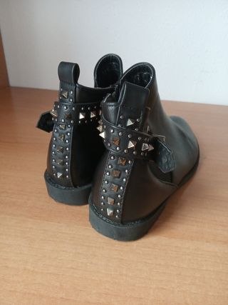 Botines bajos con tachuelas 
