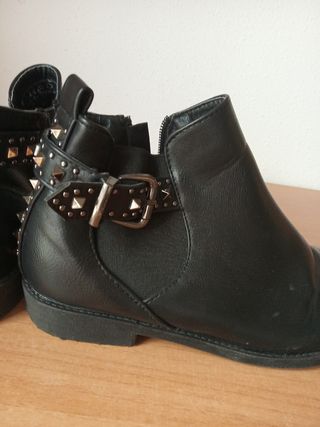 Botines bajos con tachuelas 