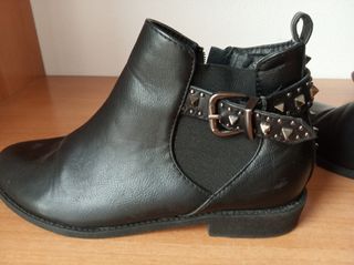 Botines bajos con tachuelas 