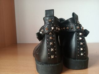 Botines bajos con tachuelas 
