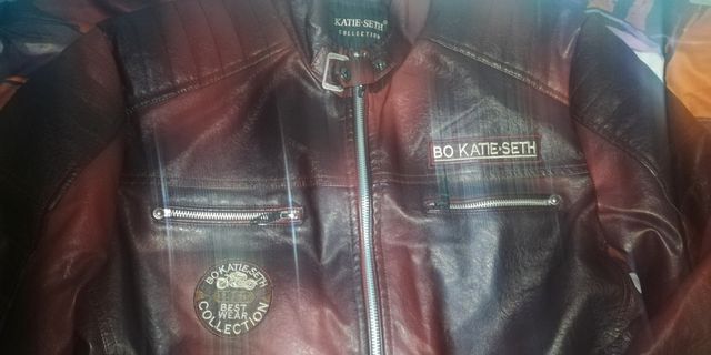 Chaqueta Burdeos Katie Seth M Hombre rock