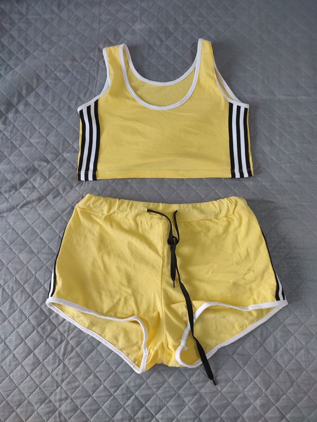 Completo top e pantaloncino giallo