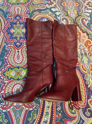 Botas altas burdeos Zara
