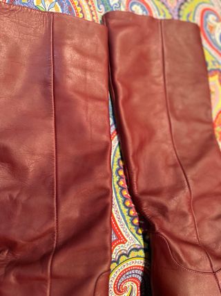 Botas altas burdeos Zara