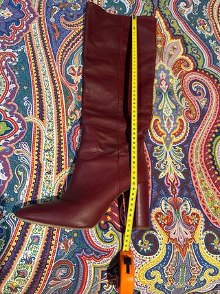 Botas altas burdeos Zara