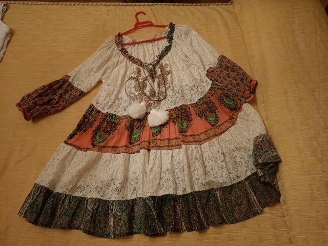 Vestido de encaje y estampado 