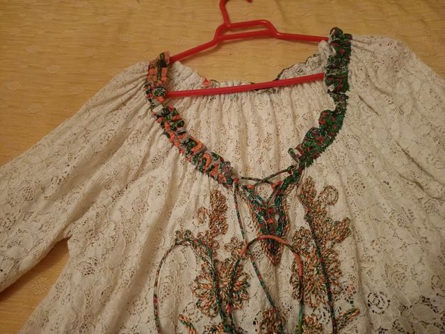 Vestido de encaje y estampado 