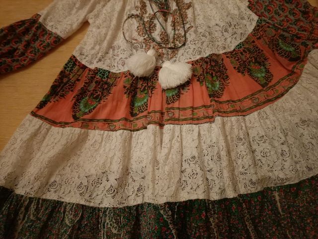 Vestido de encaje y estampado 