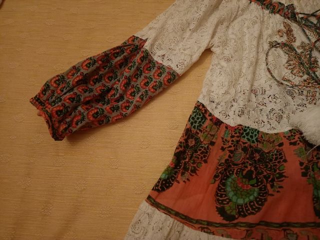 Vestido de encaje y estampado 